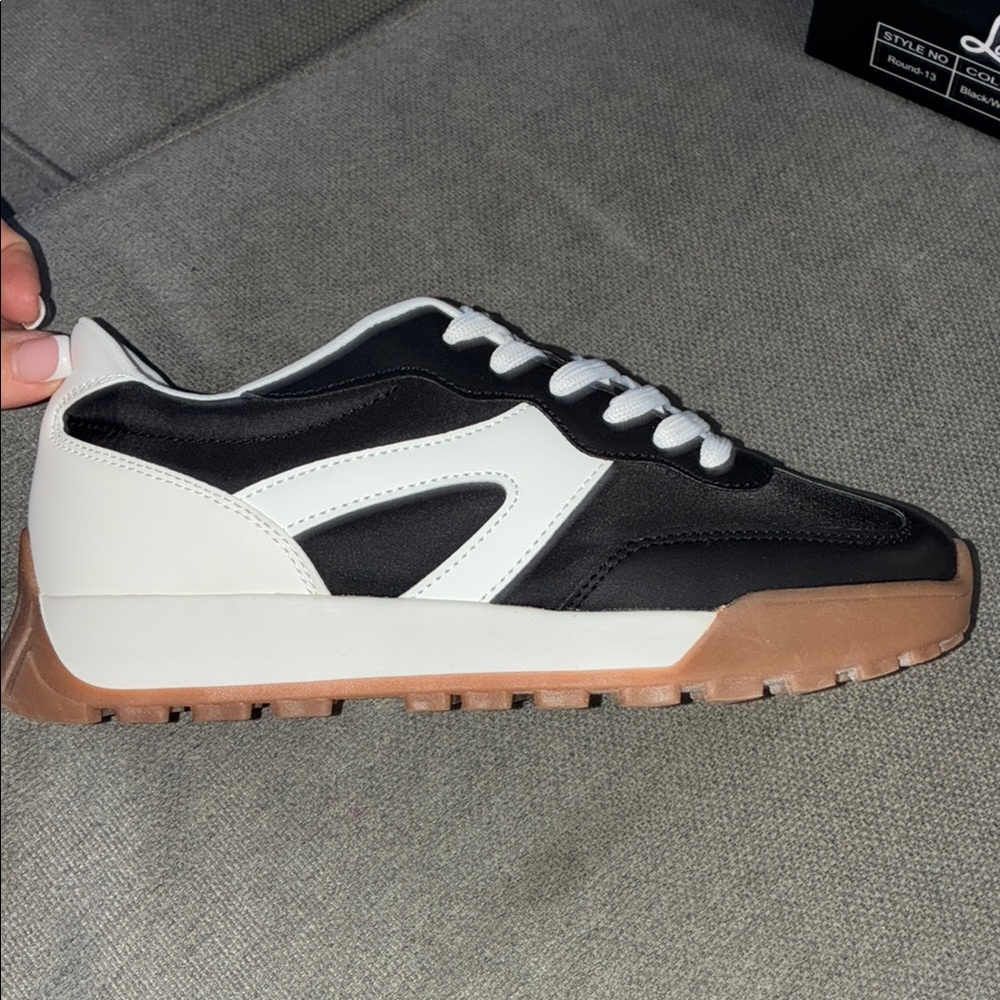 Black and White women’s Sneakers
